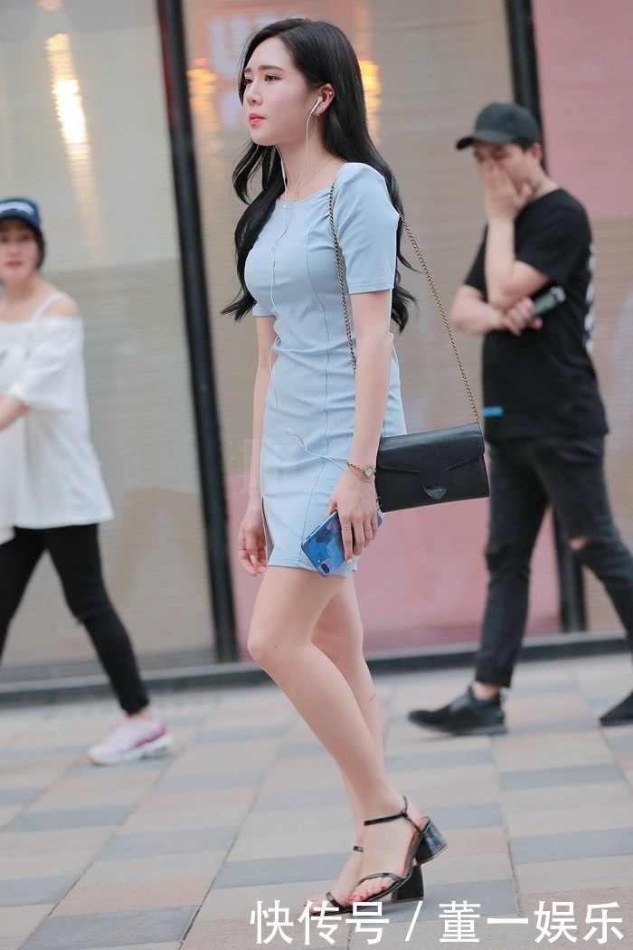 包臀裙清爽又简约，小姐姐穿得真合身，显得身材窈窕更抢眼！