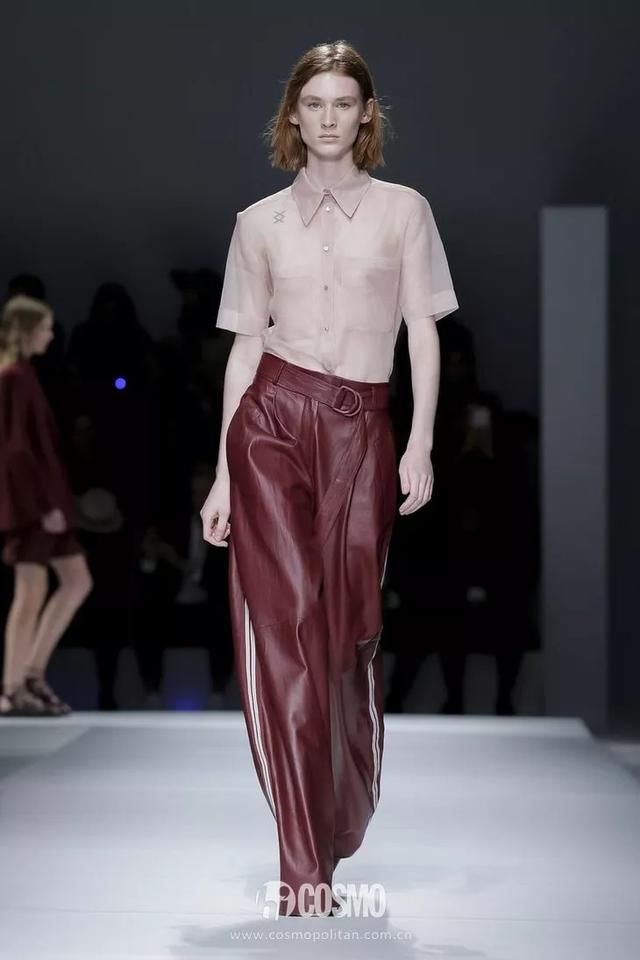 T型台｜艾玛罗伯茨这一身真好看，不过这是去看秀还是去上班？