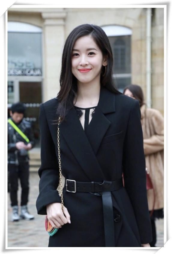 当章泽天和田朴珺同穿西装，网友：一个霸道总裁一个公司前台！