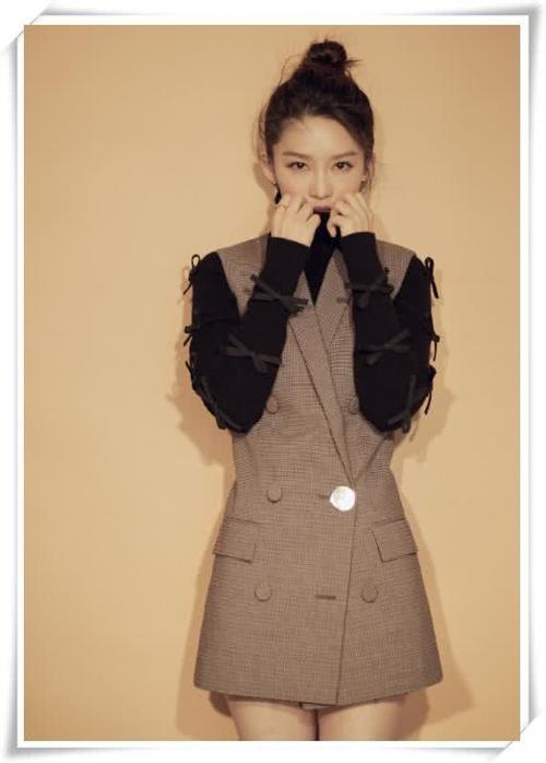 李沁够狠！西服这么短还敢玩下衣失踪，网友：这腿是真实存在的吗