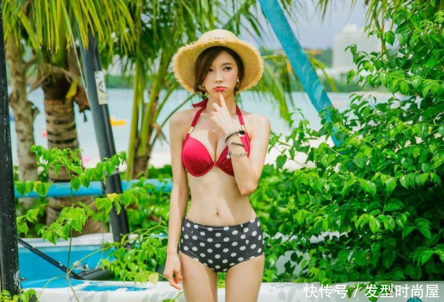 视觉泳衣小姐姐，经典的黑白纯色搭配，让你凸显身材，时尚吸睛！