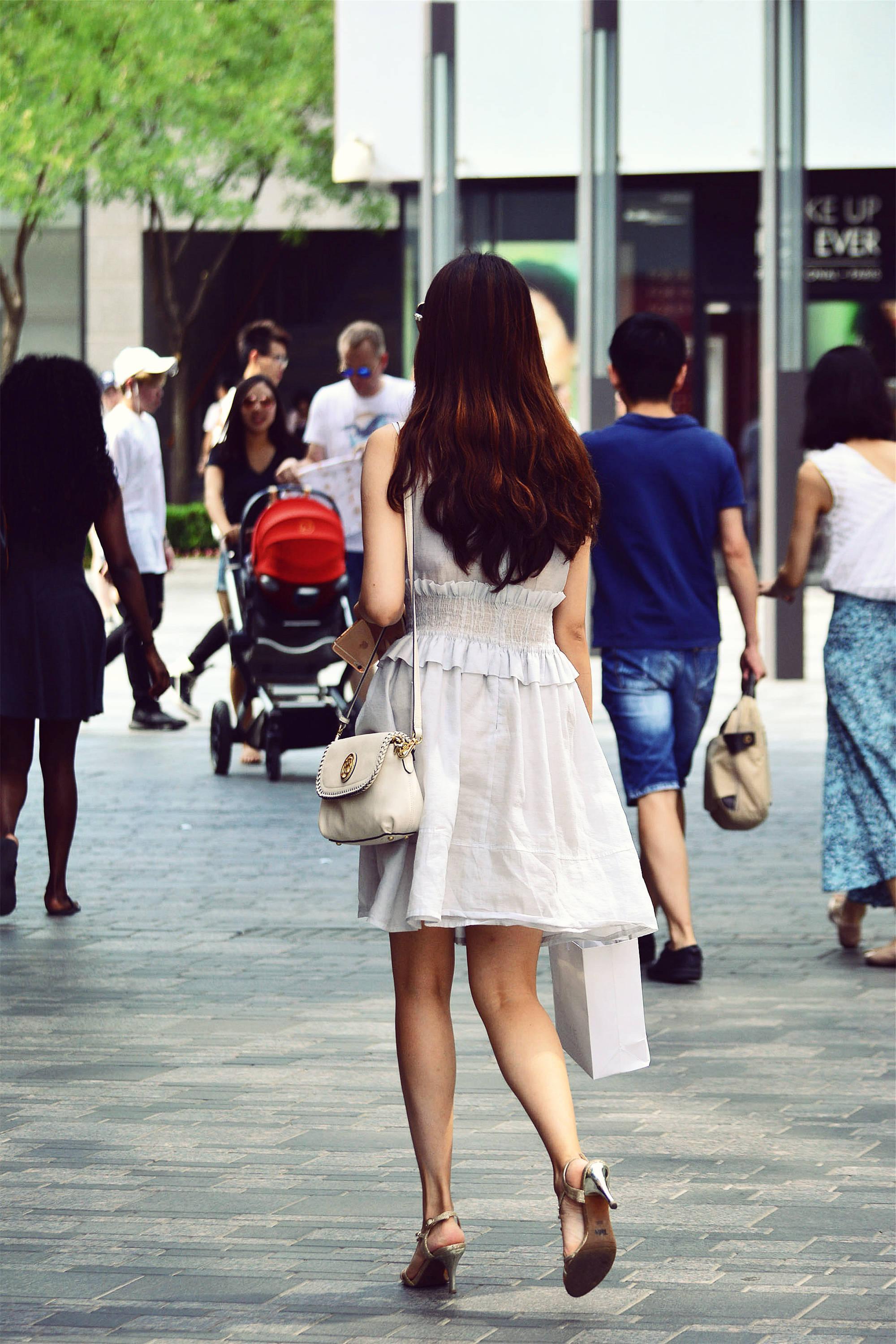 在这个穿高跟鞋逛街的季节里，你会选择怎样的款式呢？