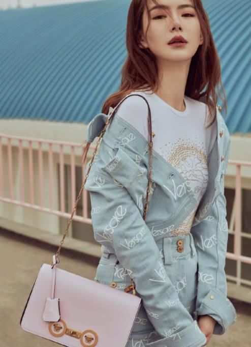 戚薇不带眼妆拍杂志，瞬间被“打回原形”，网友:完全换了一个人