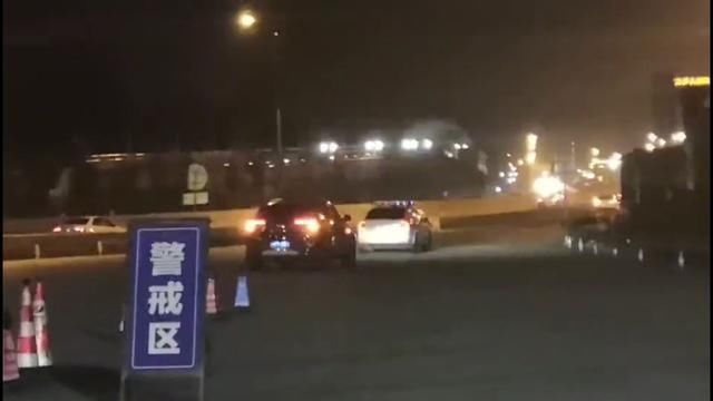 【高速】四川安岳女子被毒蛇咬伤急送成都抢救 高速公安警车开道火速救援