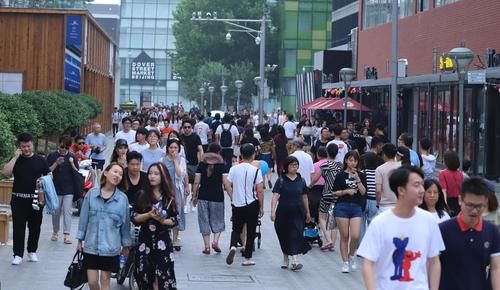 北京街拍：三里屯太古里的时尚女孩真多，喜欢看街拍的不要错过