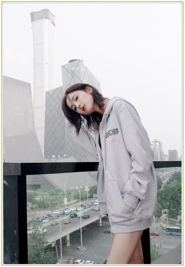 古力娜扎太疯狂了!竟把卫衣当裙子穿,网友:这腿我是服气的!