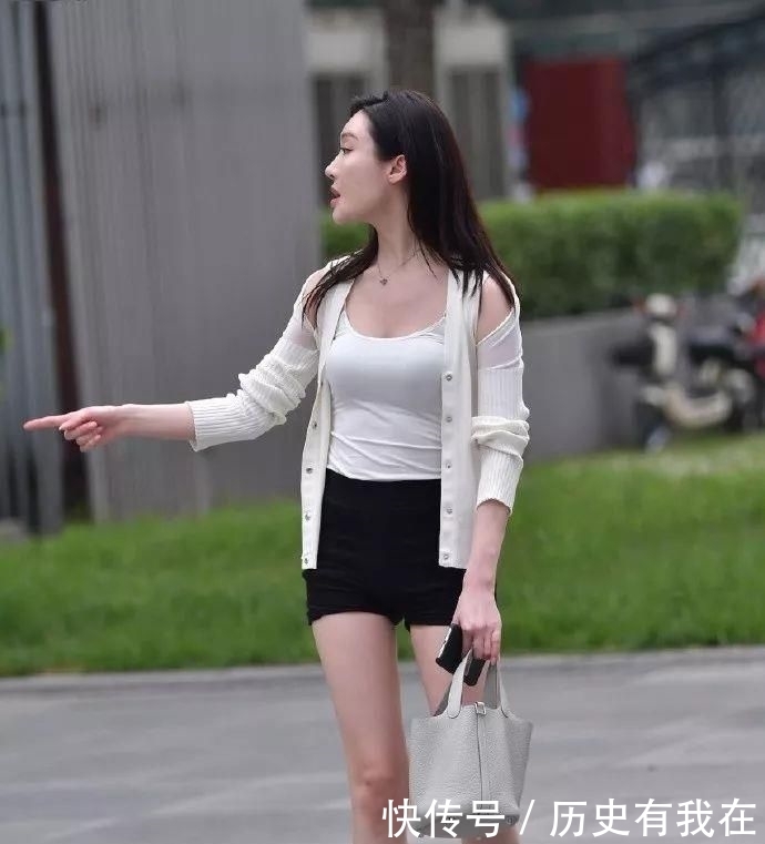 「 独具」美得更加精致自然,美女街拍:小姐姐独具个性的时尚穿搭风格