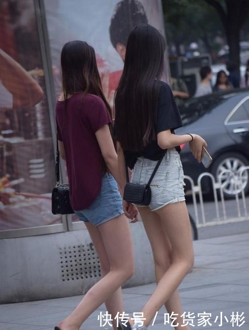 吸睛@街拍:不同年龄段的姐妹花,她们的衣品也大不相同,哪对更吸睛