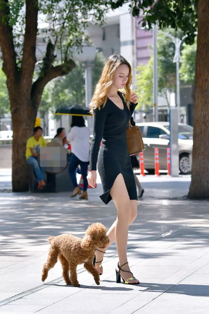 街拍漂亮的金发短裙长腿小姐姐