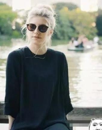 美国一小姐姐做实验，连续一个月穿一件洋装，却无一人认出！