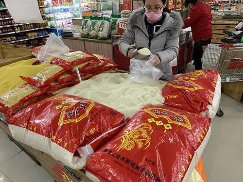  『买大米』大米容易生虫怎么办？米店老板教我4个土方法，放1年不生虫不发霉