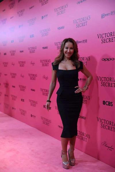 42岁李玟现身维秘秀, 衣服太紧包不住, 网友: 这身材可以上T台