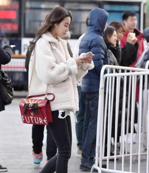  完美@街拍：语笑嫣然的小姐姐，一件白色的连衣裙，时尚完美好身材