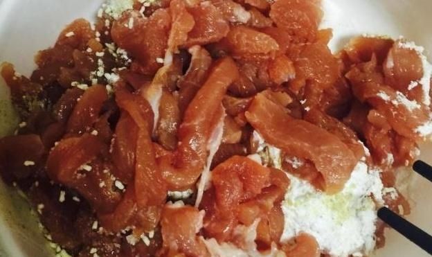  『面粉』炸酥肉，别用面粉和淀粉了，换成“它”，冷却后一样酥脆可口