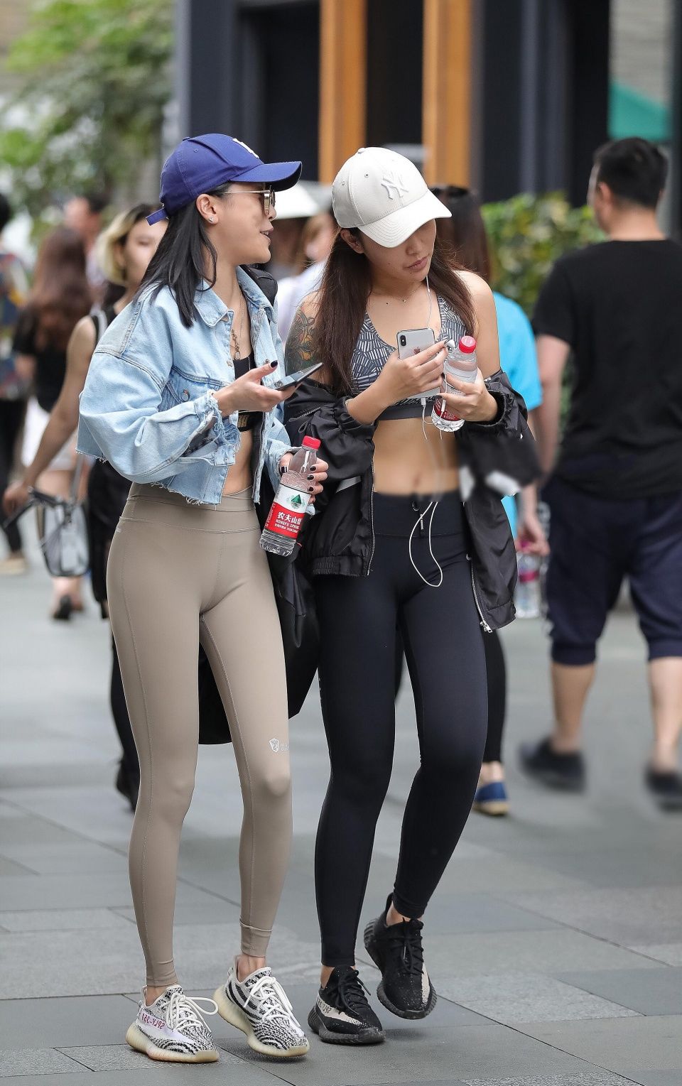 极品街拍 | 瑜伽裤大长腿性感至极