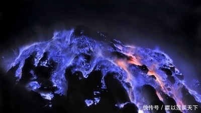 印度火山喷出梦幻蓝色火焰，世间罕见，印度居民冒险捡硫磺赚钱！