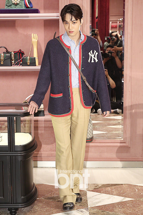 KAI雪炫出席某品牌活动 时尚装扮尽显魅力