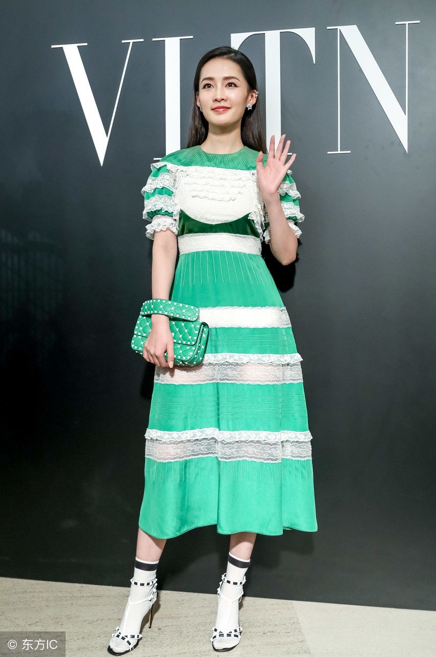 李沁出席活动，高跟鞋里穿袜子，这是啥操作?网友:我沁厉害了