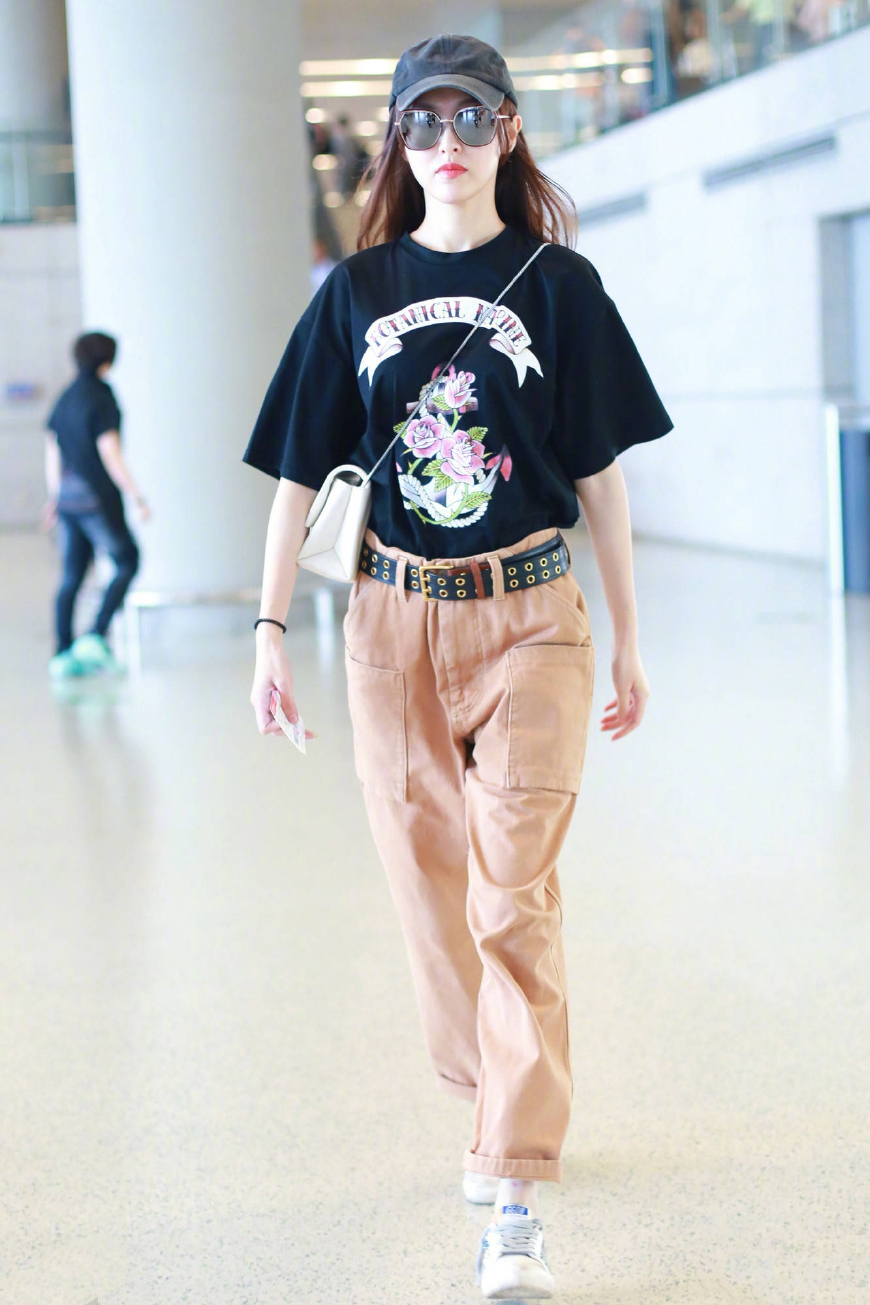 同是工装风搭配，唐嫣大气又惊艳，谭松韵清新，李沁却个性十足