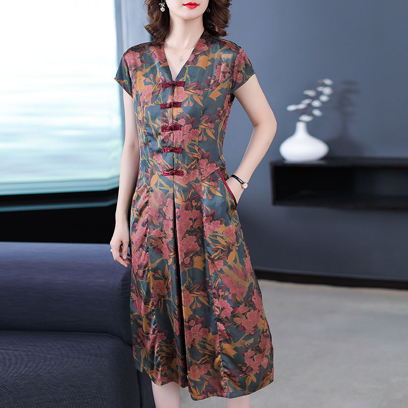 身材好的女人要大胆的穿，新设计“旗袍套装”，比普通旗袍更显瘦