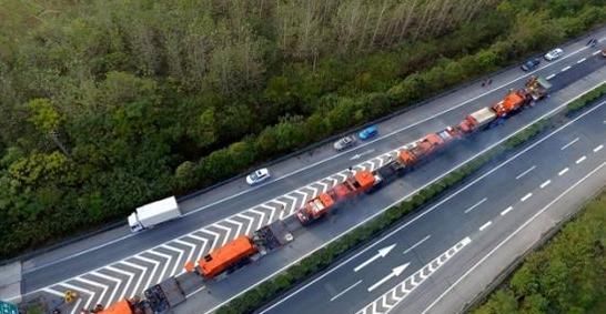 中国最霸气车队，高速上时速150米，所有车辆一律避让