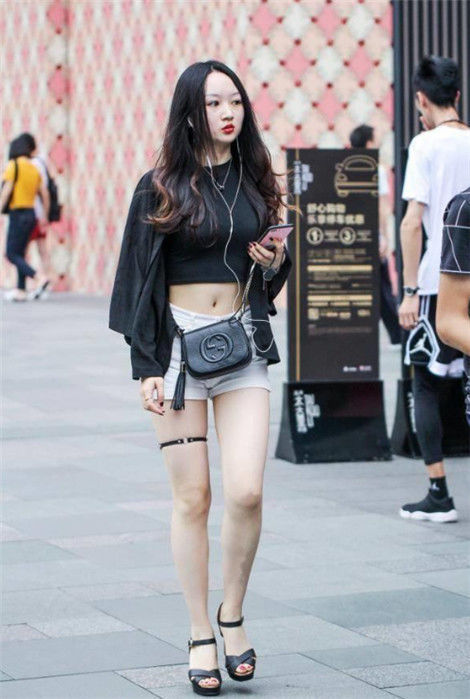  [气质]街拍：气质美女穿白色衬衫裙，秀出纤腰和长腿，温文尔雅