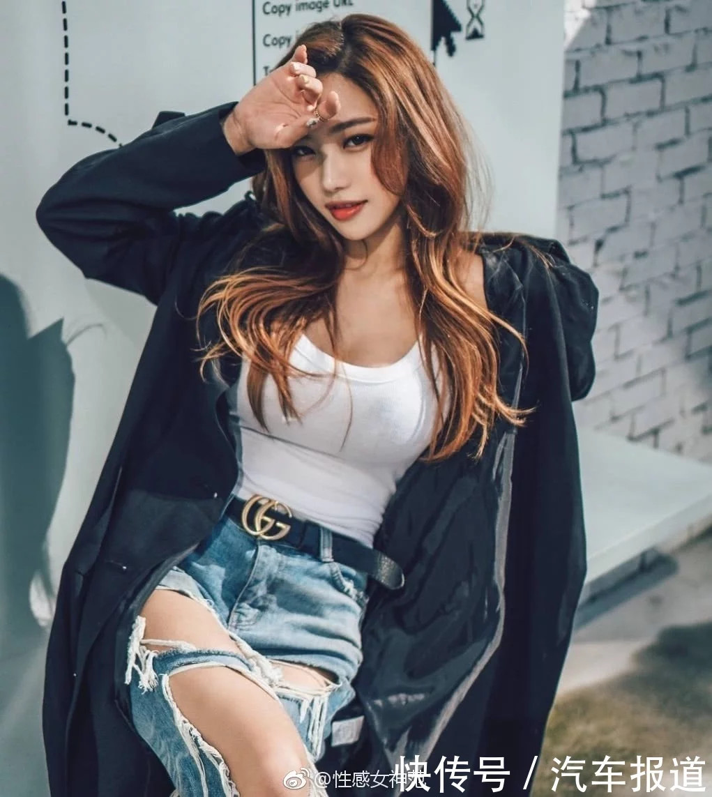 街拍:小姐姐一条紧致的裤子,穿出都市美妇人,霸气甩发!