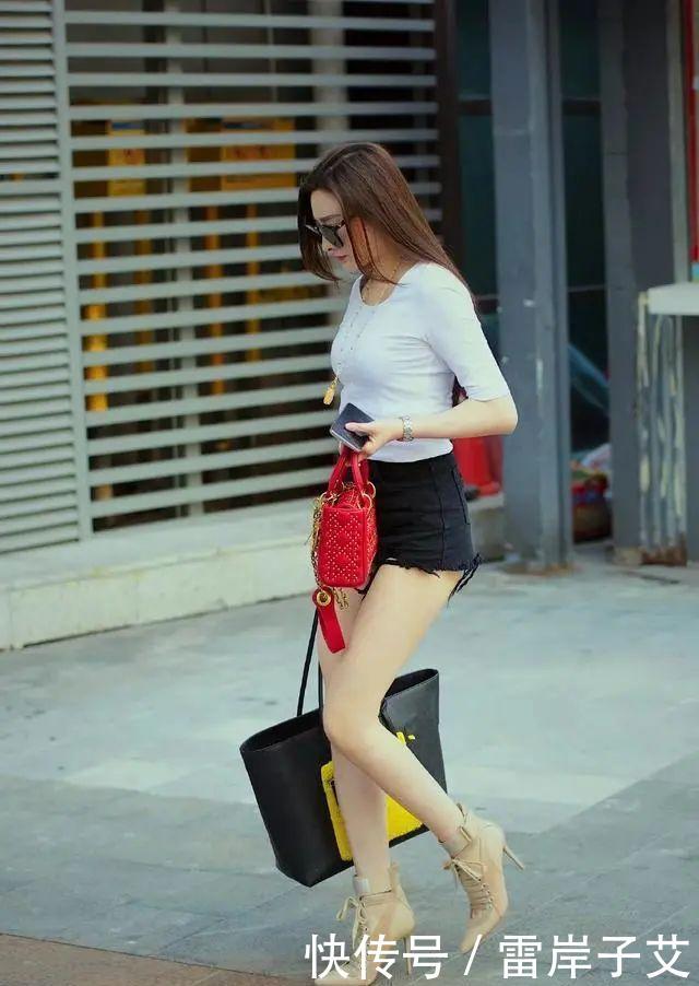 「美女」街拍:美女一双蓝色的尖头高跟鞋,看上去十分的靓丽,优雅有气质