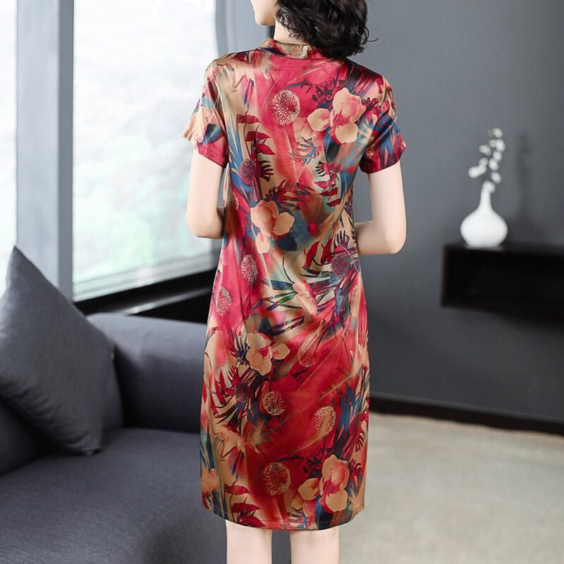 媳妇虽47岁，但还是美得“容光焕发”!爱穿欧货裙，高贵巨美嫩