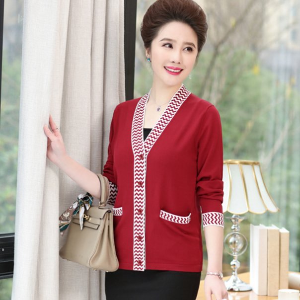 和妈妈走在街头，被当成是姐妹，只是因为她总这么打扮