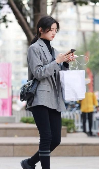 [美女]街拍：美女身穿黑色镂空长裙，长发披肩，充满时尚气息