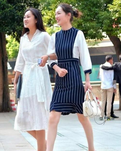 魅力|街拍气质高雅的小姐姐,一件吊带背心配开叉裤,时尚女神魅力范