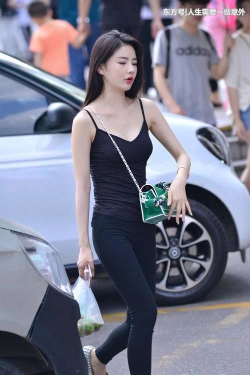 街拍路人：各种经典穿搭体现不同的时尚表现力，有腿有颜有气质！