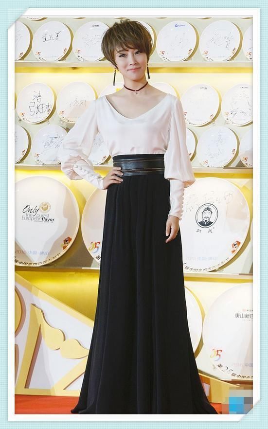 谢楠亮相活动,四肢纤细,小腹平坦,网友:她真的怀孕7个月了?