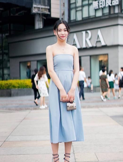 『蕾丝』街拍:美女一袭时尚蕾丝吊带裙,美得如仙女一般!