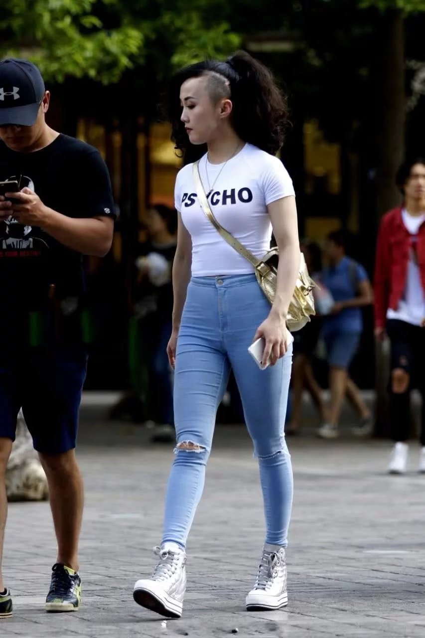 英姿飒爽的美女紧身裤穿出不一样霸气，小姐姐的发型更是霸气