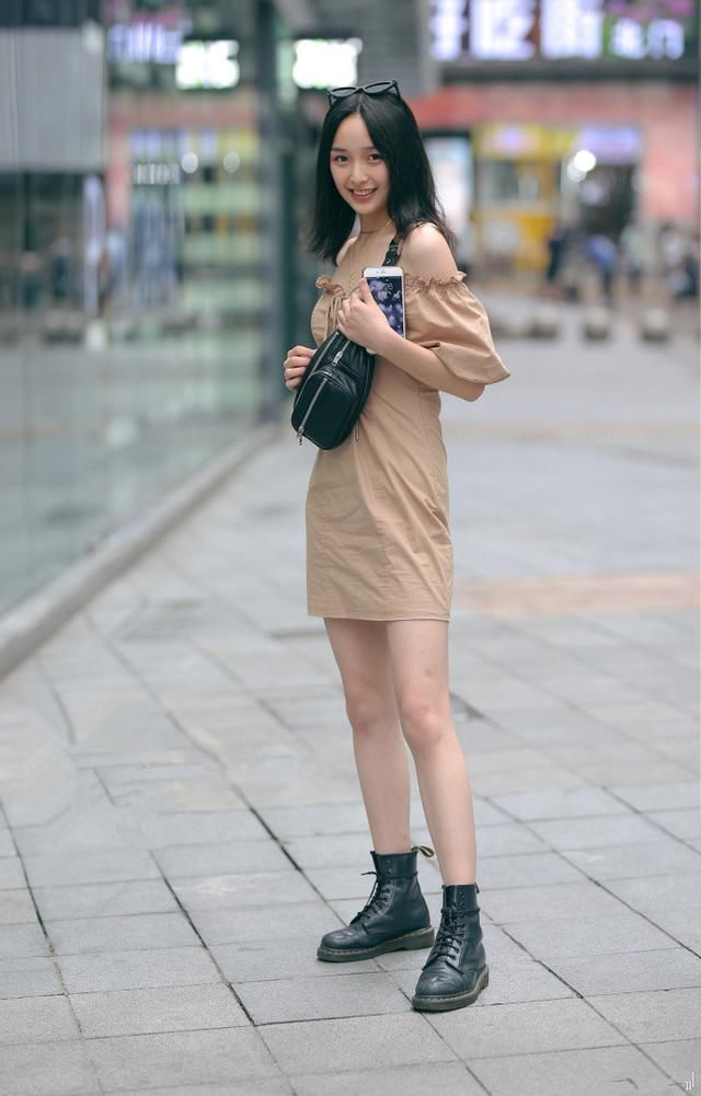路人街拍，夏日的简约连衣裙，成为了街头最美的一道风景!