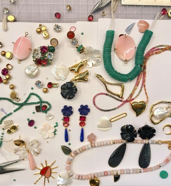 101女孩的少女感 原来靠这些“塑料”单品就能get