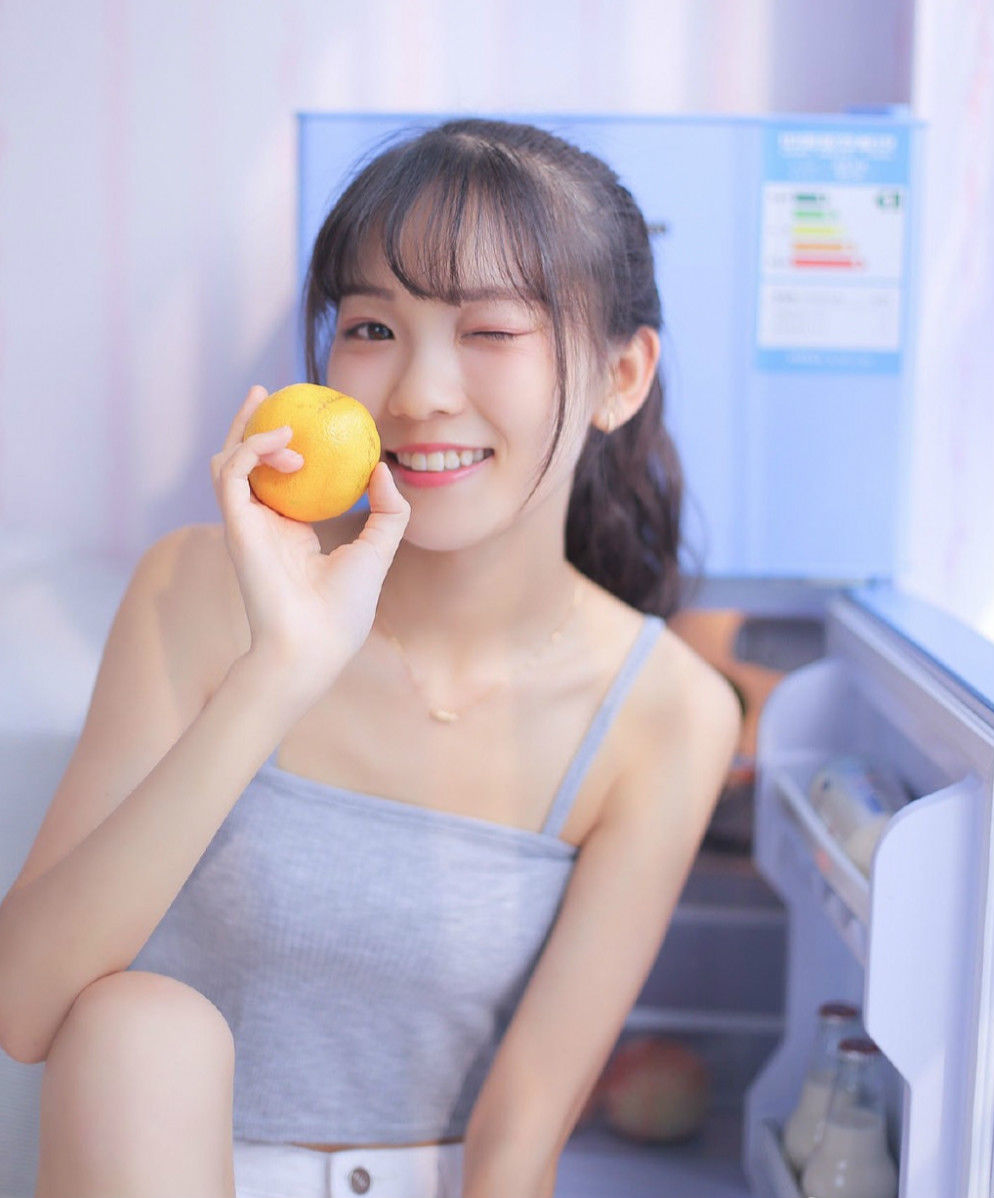 美女模特有着S型曲线的高挑身材，修长白皙的美腿，极致勾人