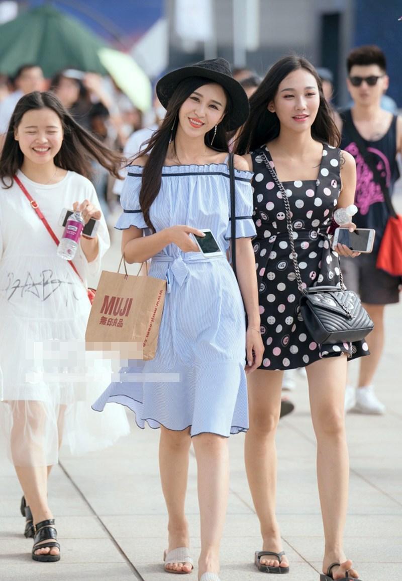 时尚穿着：穿低胸包臀裙的姐妹, 在夜幕下显得十分迷人