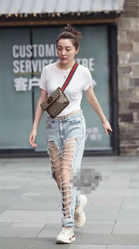 路人街拍，小姐姐身穿紧身无袖背心，笑的好甜