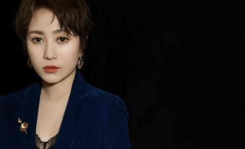 #女人味#马丽生娃后更有女人味,穿灯芯绒西装配短裤凹造型,秒变气质女神