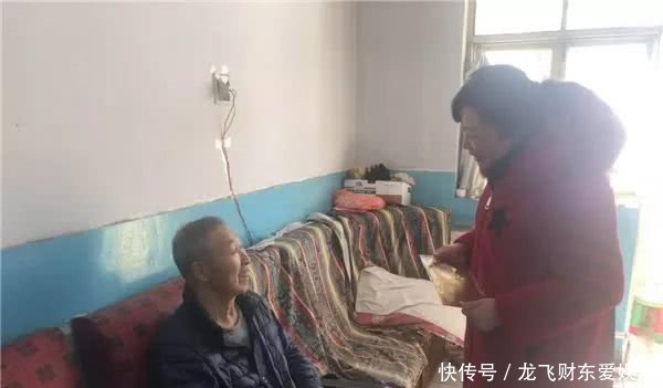 “光荣之家”管理局为退役军人悬挂荣誉牌