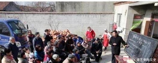 两周后，村干部会竟挨家收取1笔费用，每户900元，农民要准备好钱