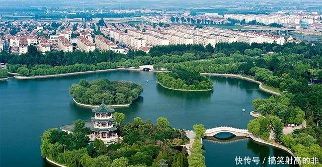 山东一县，被誉为“青岛后花园”，为全国百强县，人口七十多万