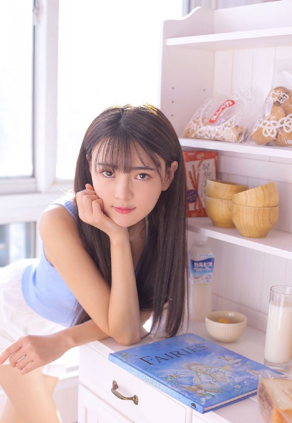 长发气质美女，披肩吊带短写真图片