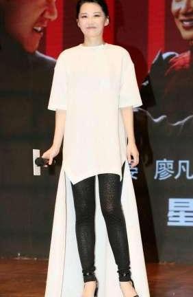 许晴够大胆的！穿的紧身短裙还故意夹得那么紧 网友：这样不累吗