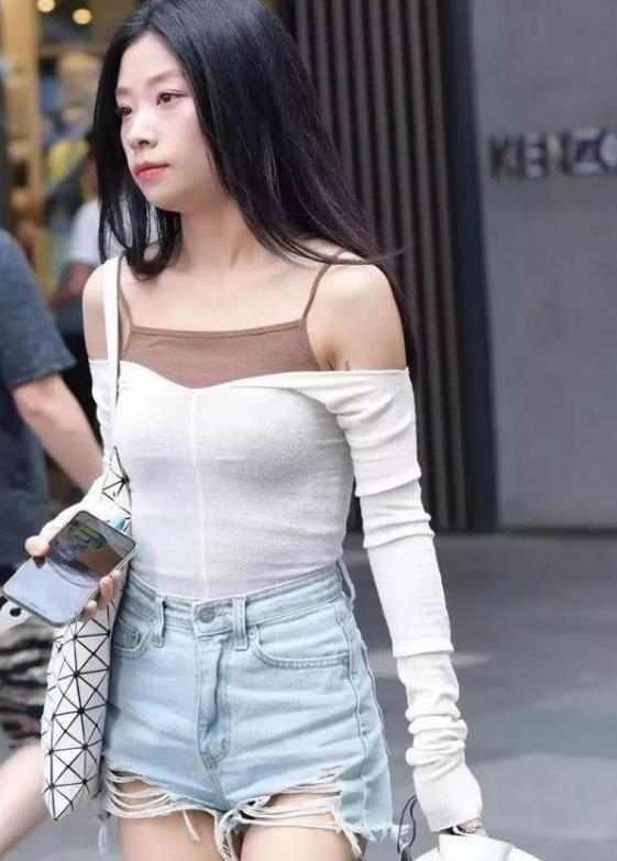  『风范』街拍：眉目如画的美女，一件黑色大衣配牛仔休闲裤，时尚大气风范