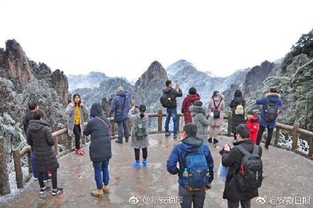 黄山景区现大面积雾凇云海奇观 将游客带入如诗如画幻境中