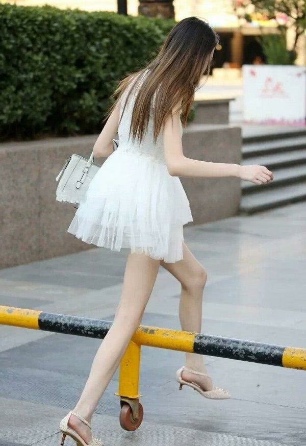 气质小姐姐穿搭蕾丝连衣蓬蓬裙，跨个栏杆尽显她修长的大美腿